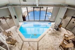 een uitzicht over een zwembad op een cruiseschip bij Iron Horse Studio Retreat in Winter Park