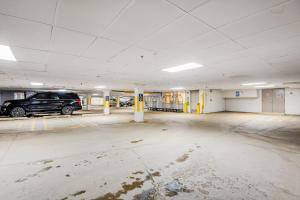 un garage vuoto con un'auto parcheggiata in esso di Iron Horse Studio Retreat a Winter Park