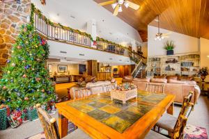 un árbol de Navidad en una sala de estar con mesa en Iron Horse Studio Retreat, en Winter Park 31 fotos más