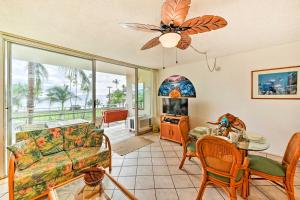O zonă de relaxare la Condo with Private Lanai, Ocean View and On-Site Pool!