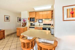 O bucătărie sau chicinetă la Condo with Private Lanai, Ocean View and On-Site Pool!