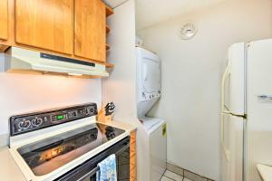 O bucătărie sau chicinetă la Condo with Private Lanai, Ocean View and On-Site Pool!
