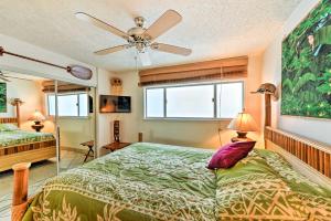 um quarto com uma cama e uma ventoinha de tecto em Condo with Private Lanai, Ocean View and On-Site Pool! em Kihei