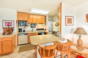 O bucătărie sau chicinetă la Condo with Private Lanai, Ocean View and On-Site Pool!