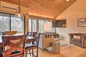 ein Esszimmer und ein Wohnzimmer mit einem Esstisch in der Unterkunft Updated Loon Townhome with Mtn Views and Ski Shuttle! in Lincoln
