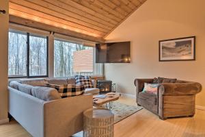 sala de estar con sofá y TV en Updated Loon Townhome with Mtn Views and Ski Shuttle!, en Lincoln