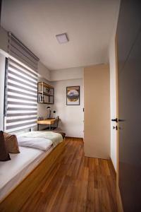 Nilüfer的住宿－Uğur，一间卧室设有两张床,铺有木地板