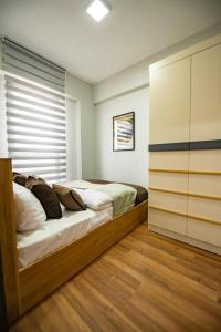 Un dormitorio con una cama con almohadas. en Uğur en Nilüfer