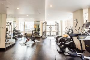 Fitness centrum a/nebo fitness zařízení v ubytování The Dominick Hotel
