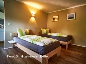 1 Schlafzimmer mit 2 Betten in einem Zimmer in der Unterkunft Ferienwohnung Füssel in Rathmannsdorf