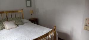 Dormitorio pequeño con cama con marco de madera en Los Cedros en Córdoba