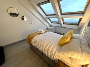 um quarto com uma cama com dois bichos de peluche em New Two Bedroom Premium Apartment - Skylight - Northampton Town Centre em Northampton