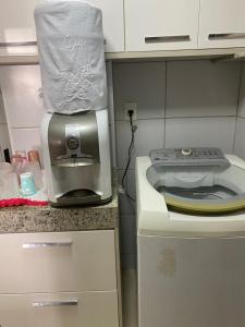 Una tostadora colocada encima de un mostrador al lado de un mostrador en Paraíso do Atlântico Club Residence, en Cabedelo 29 fotos más