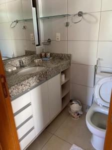 Un baño con lavabo e inodoro en Paraíso do Atlântico Club Residence, en Cabedelo