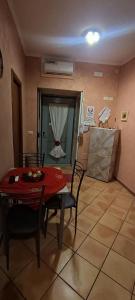 a dining room with a table and chairs in a room at Casa Rosy.S in Pozzuoli
