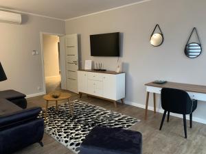 Televízia a/alebo spoločenská miestnosť v ubytovaní Apartamenty Leśna 1