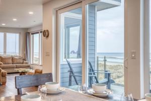 Una sala de estar con vista al mar. en The Sand Castle - Meredith Lodging, en Rockaway Beach