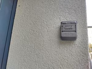 un objeto metálico a un lado de un edificio en Spacieux studio 38m2 avec sauna en Les Paccots