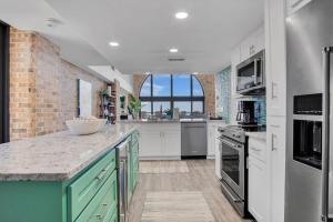 Split Level Pentouse with Floor to Ceiling Arched Window and Panoramic View of the Coast tesisinde mutfak veya mini mutfak