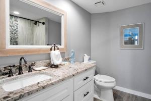 Split Level Pentouse with Floor to Ceiling Arched Window and Panoramic View of the Coast tesisinde bir banyo