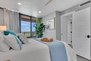 Split Level Pentouse with Floor to Ceiling Arched Window and Panoramic View of the Coast tesisinde bir odada yatak veya yataklar