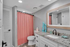 Split Level Pentouse with Floor to Ceiling Arched Window and Panoramic View of the Coast tesisinde bir banyo