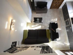 sala de estar con sofá en una habitación en Loft wifi Centro espectacular terraza con todos los servicios, en Granada