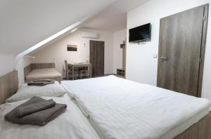 Postel nebo postele na pokoji v ubytování Apartmány Za Dvorem