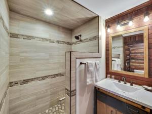 uma casa de banho com um lavatório e um espelho em Cartier Mansion em Ludington