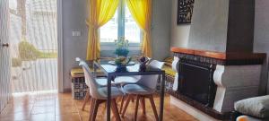 jadalnia ze stołem i kominkiem w obiekcie Bungalow Deluxe Gran Alacant w mieście Gran Alacant