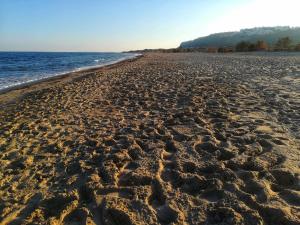 plaża z wieloma śladami stóp w piasku w obiekcie Bungalow Deluxe Gran Alacant w mieście Gran Alacant