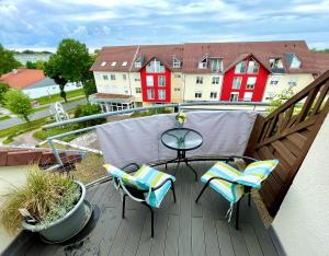 un balcone con tavolo e sedie su una terrazza di Modernes Appartment mit Sauna nahe Burg im Spreewald a Vetschau