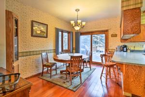 eine Küche und ein Esszimmer mit einem Tisch und Stühlen in der Unterkunft Wasilla Home on Memory Lake with Mountain Views! in Wasilla