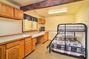 een kleine keuken met een stapelbed in een kamer bij Wasilla Home on Memory Lake with Mountain Views! in Wasilla