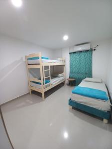 1 dormitorio pequeño con 1 cama y 1 litera en Casa Bacoba, en Santa Marta