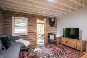 Predel za sedenje v nastanitvi Cabin and Creek - Secluded Oasis - 3BD