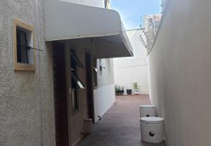 Une allée avec un auvent et une porte menant à un bâtiment dans l'établissement Apartamento no centro próximo a JK., à Palmas