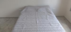 a mattress on the floor in a room at DEPARTAMENTO VILLA CARLOS PAZ CENTRO in Villa Carlos Paz