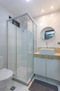 y baño con ducha de cristal y aseo. en Luxuoso Apartamento na Praia de Cabo Branco, en João Pessoa