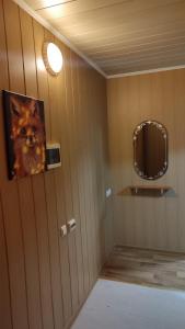 uma casa de banho com uma pintura de uma raposa na parede em Sunday em Chornomorsk