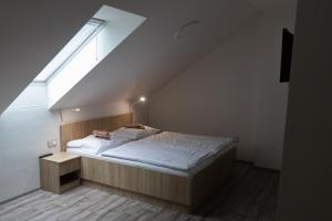 1 dormitorio con cama y ventana en Apartmány Za Dvorem en Velké Pavlovice