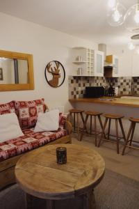 sala de estar con sofá y mesa en Appartement La Tania, en Courchevel