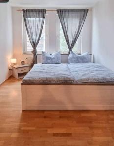 1 cama grande en un dormitorio con ventana en Weiße Villa Whg. 2, en Duderstadt