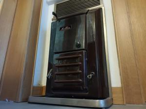 einem schwarzen Toaster, der auf einer Theke sitzt in der Unterkunft Modernes Apartment in Wien in Wien