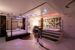 um quarto com 2 camas e uma banheira em Taikô Motel by Drops em Porto Alegre