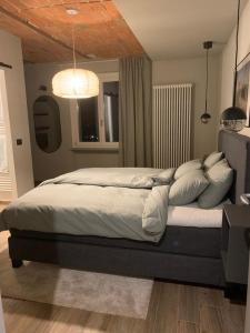 Un dormitorio con una cama grande con almohadas. en Villa Bricco 46, en Nizza Monferrato