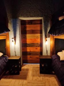 Zimmer mit 2 Betten und einer Holzwand in der Unterkunft Casa Quinta la costa in Alto Verde