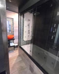 y baño con ducha y bañera. en Apartamento suite en capital en Buenos Aires