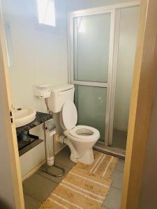 uma casa de banho com um WC e um lavatório em Samkab Legacy & Comfort em Lusaka