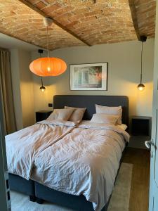 1 dormitorio con 1 cama grande y 2 lámparas en Villa Bricco 46, en Nizza Monferrato